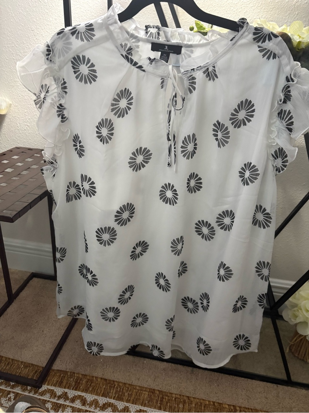 Jules & Leoppold Plus Short Sleeve Ruffle Sleeve Blouse Black White Floral 2X